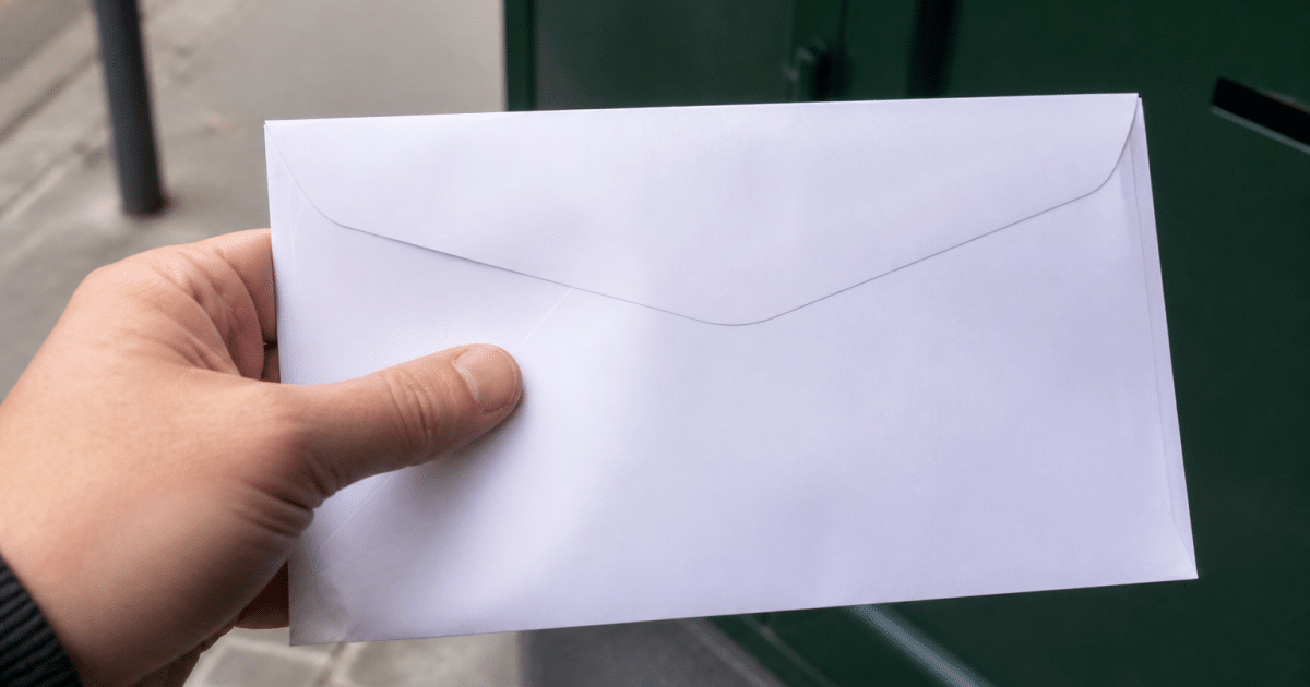Enveloppe postale affichant le code 92700 de Colombes