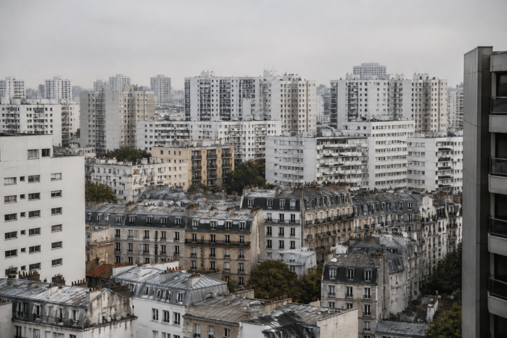 Immeubles denses d'une ville française moderne surpeuplee.