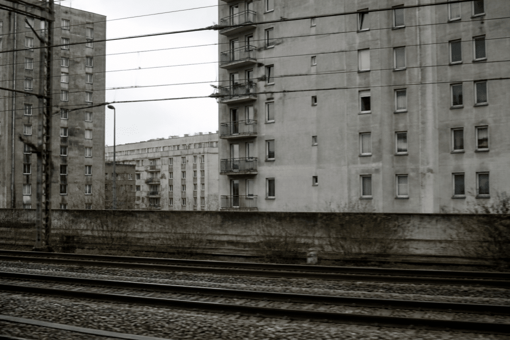 Immeubles gris près de voies ferrées bruyantes et polluées