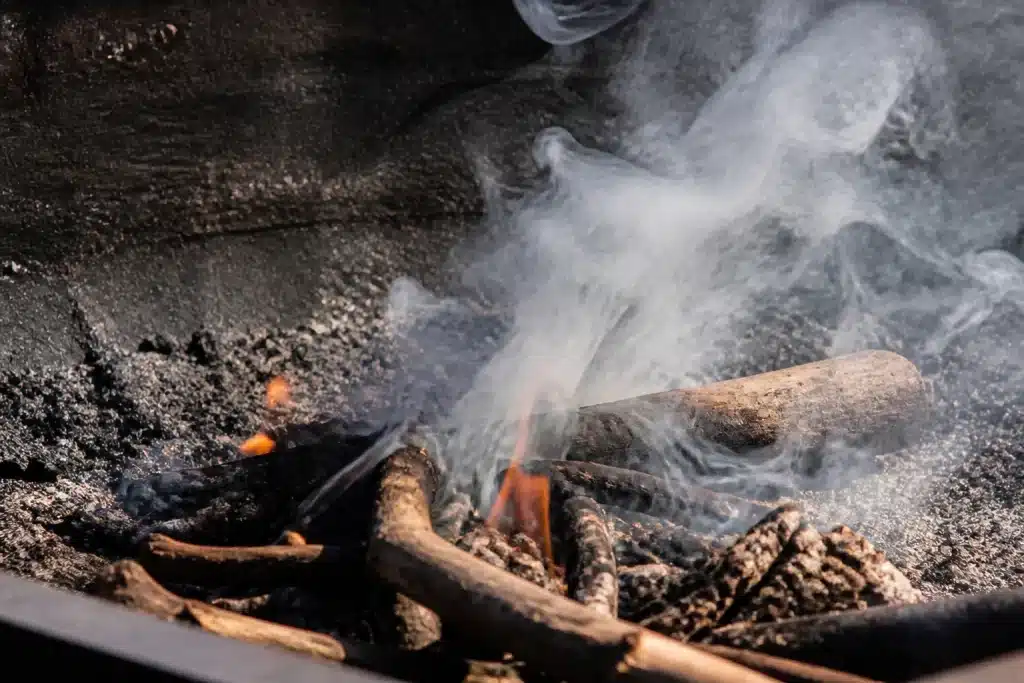 Flammes faibles avec fumee blanche epaisse et suie noire