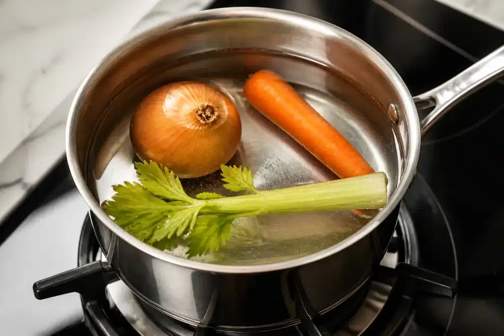 Casserole avec eau et trois ingredients de cuisine simples