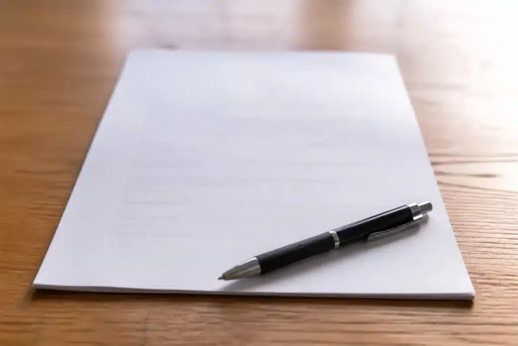 Document bail loué avec stylo sur table bois