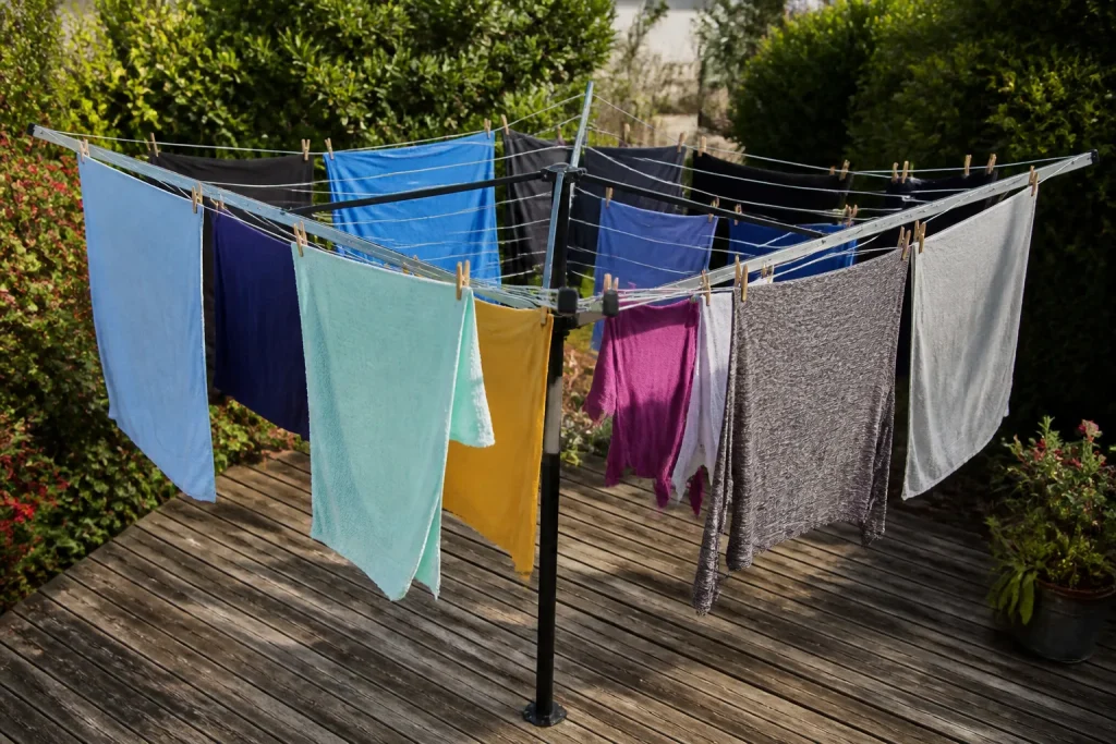 Etendoir ouvert aux bras radiants garni de linge humide