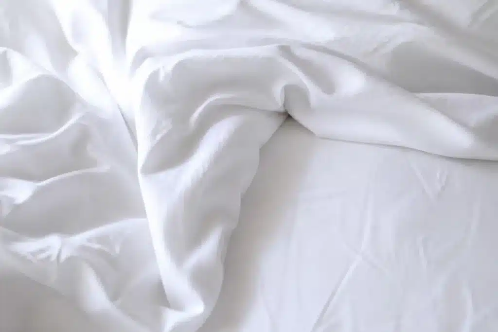 Etiquette d'entretien sur tissu blanc de couette
