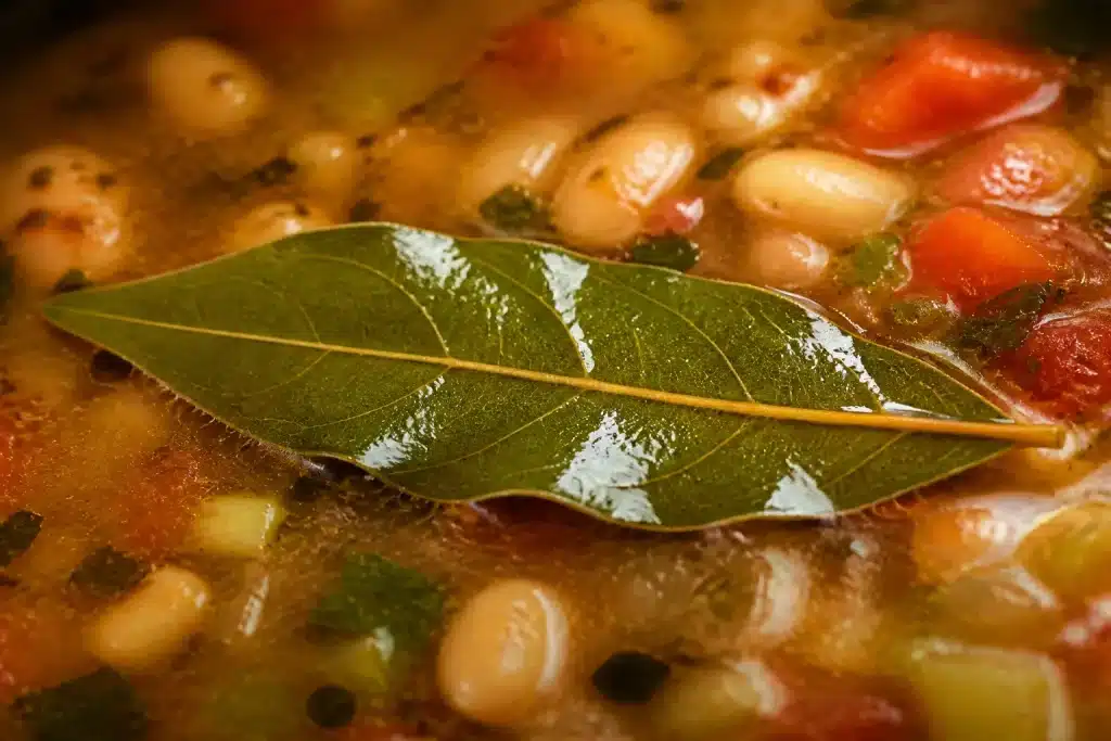 Feuille de laurier flottant dans un bouillon de haricots chauds