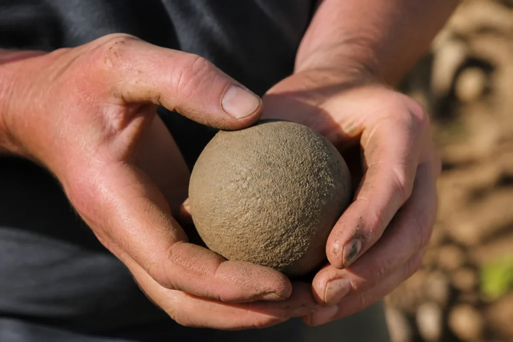 Mains assemblant sphere compacte avec materiau simple