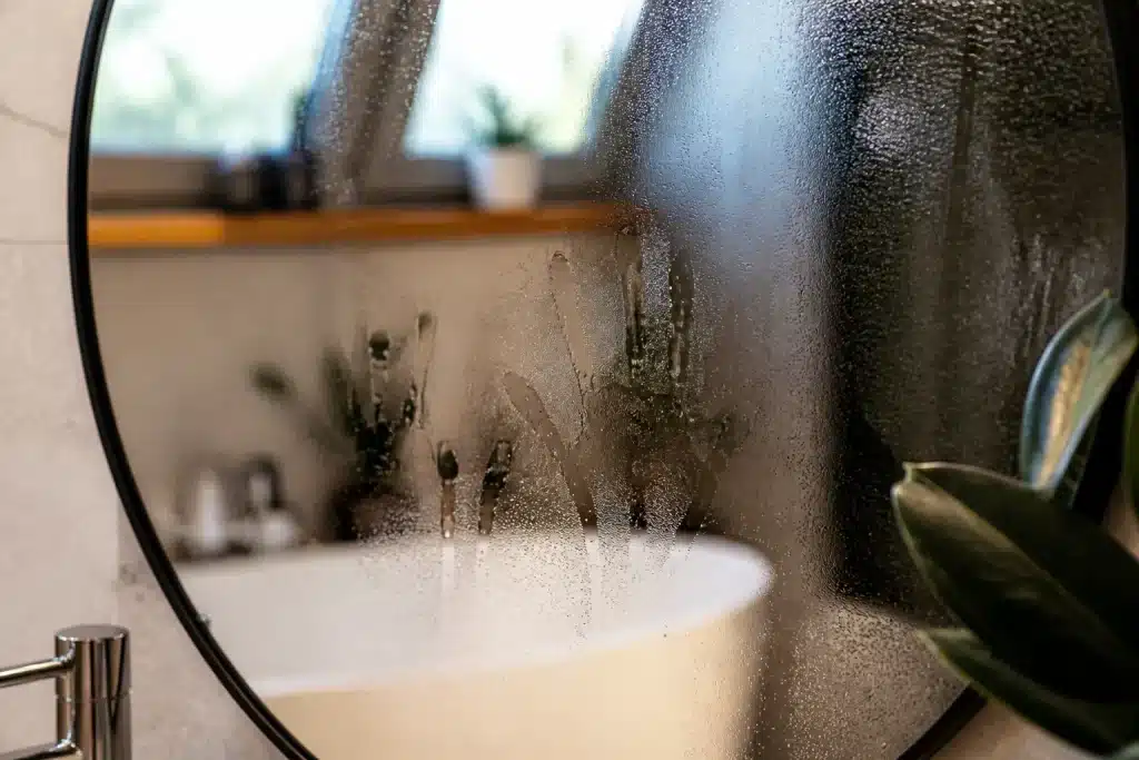 Miroir salle bain avec traces buee condensation doigts