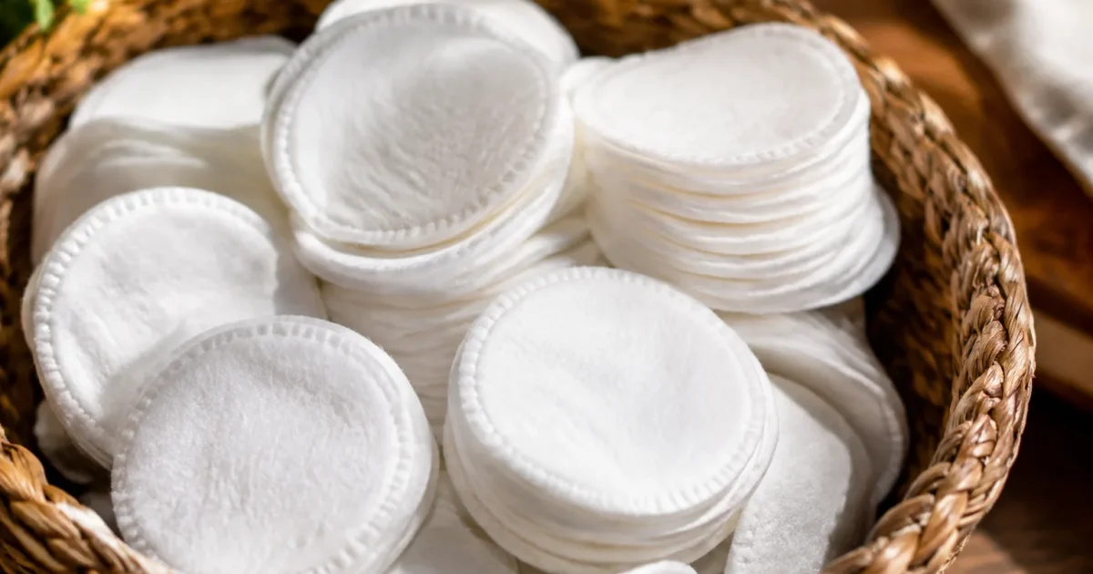 Pile ronde disques coton blanc empiles dans panier