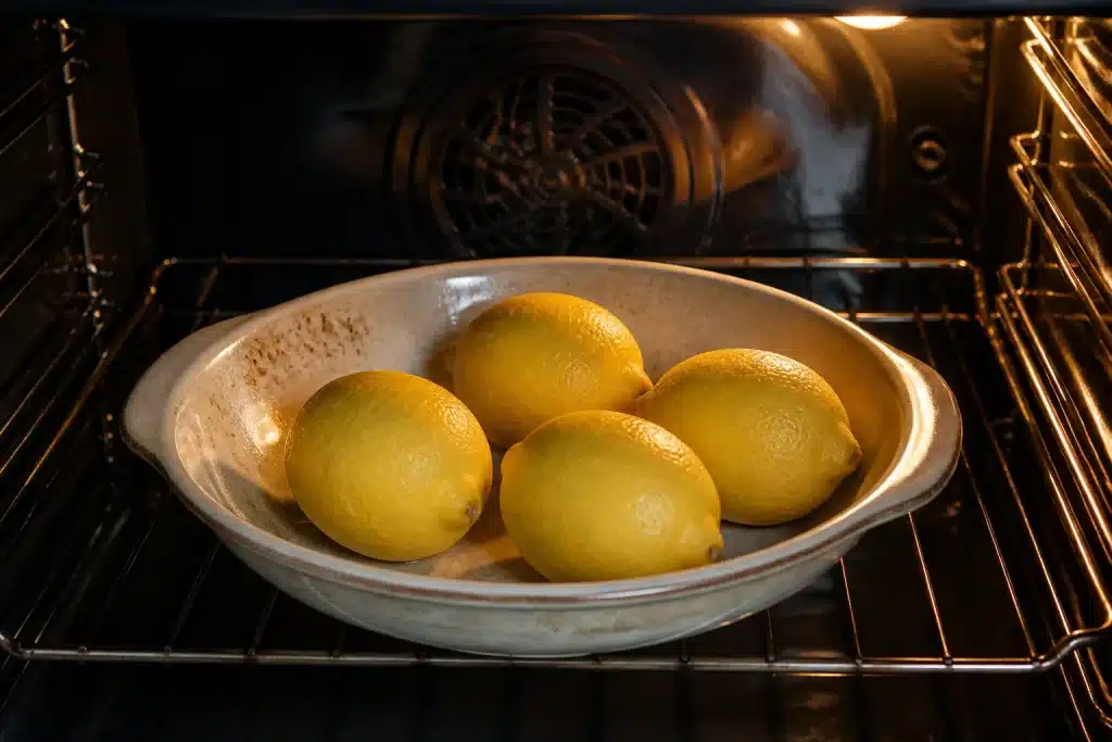 Plat en céramique contenant citron dans four à température modérée