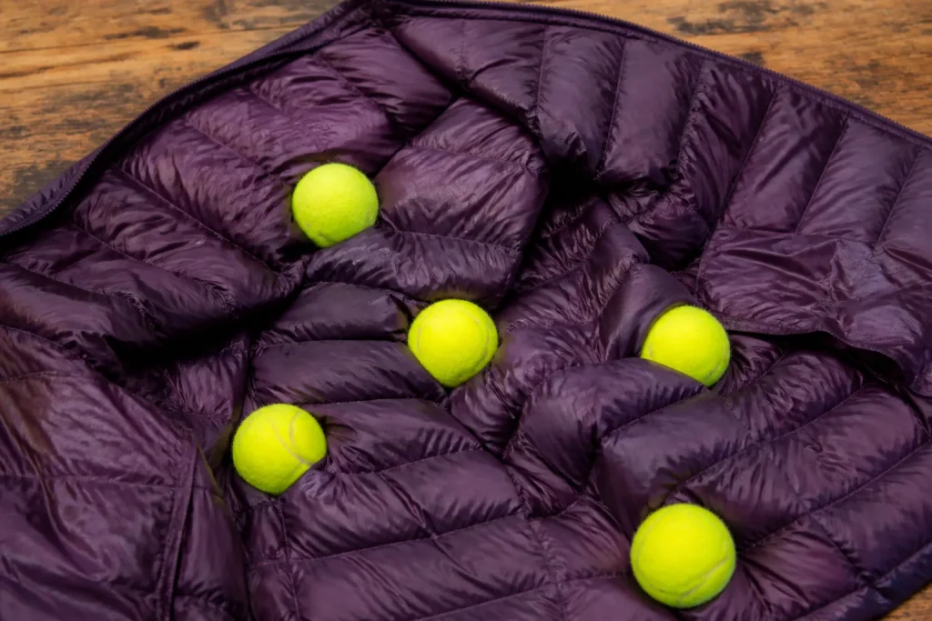 Plumes gonflees avec balles de tennis pour sechage