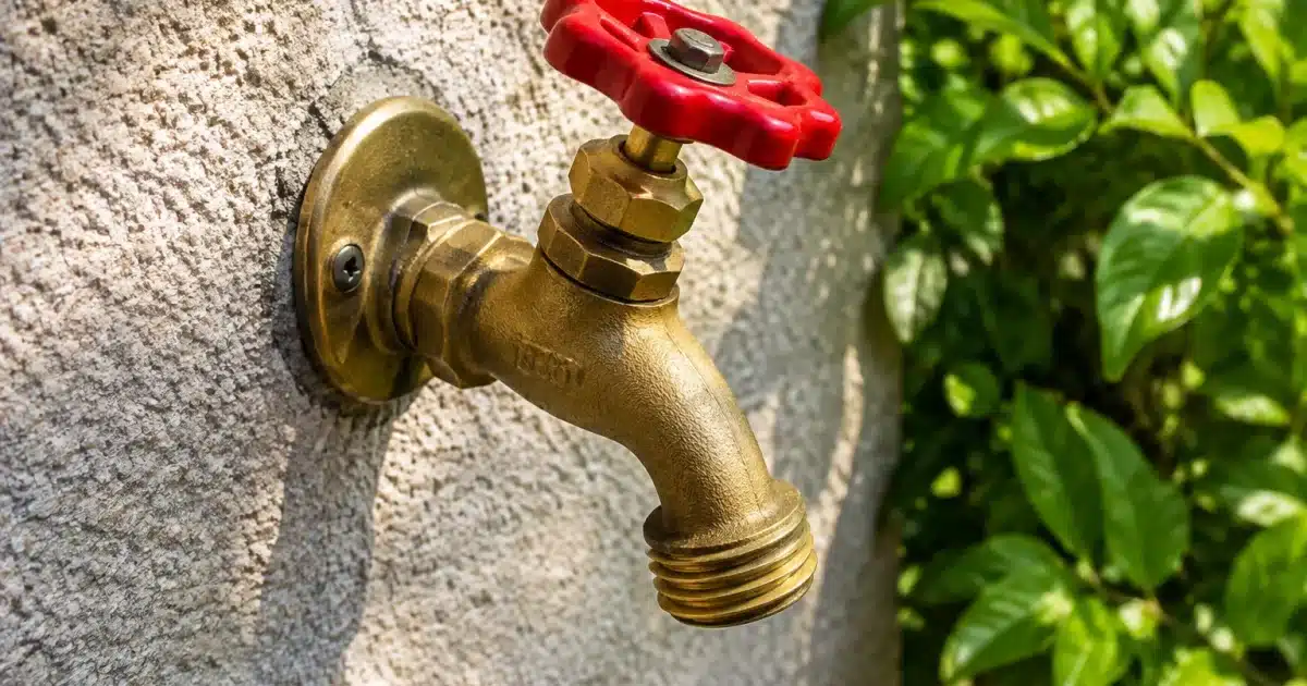 Main fermant valve robinet extérieur inclinée vers bas
