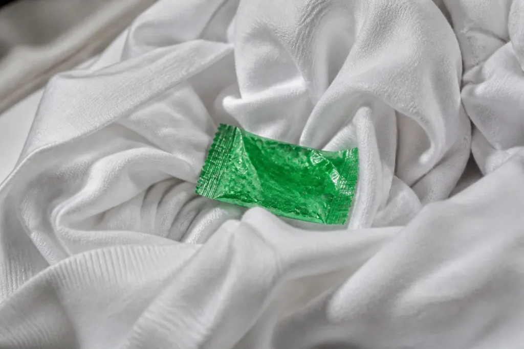 Petit sachet menthe froisse entre vetements blancs