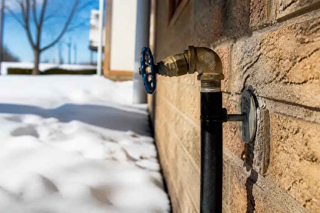 Tuyau exposé au vent nord sans protection hivernale