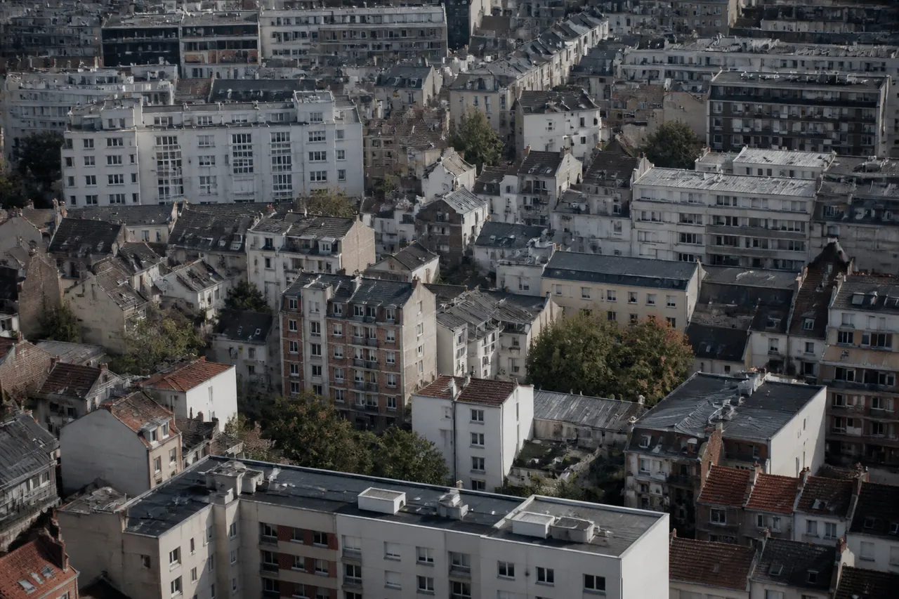 Vue aerienne de zones residentielles denses avec batiments varies
