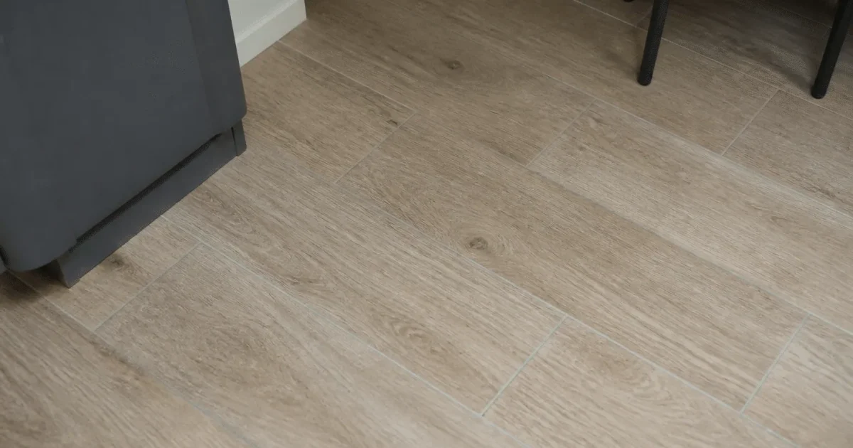 Carreaux beiges et bruns imitant texture bois naturel au sol