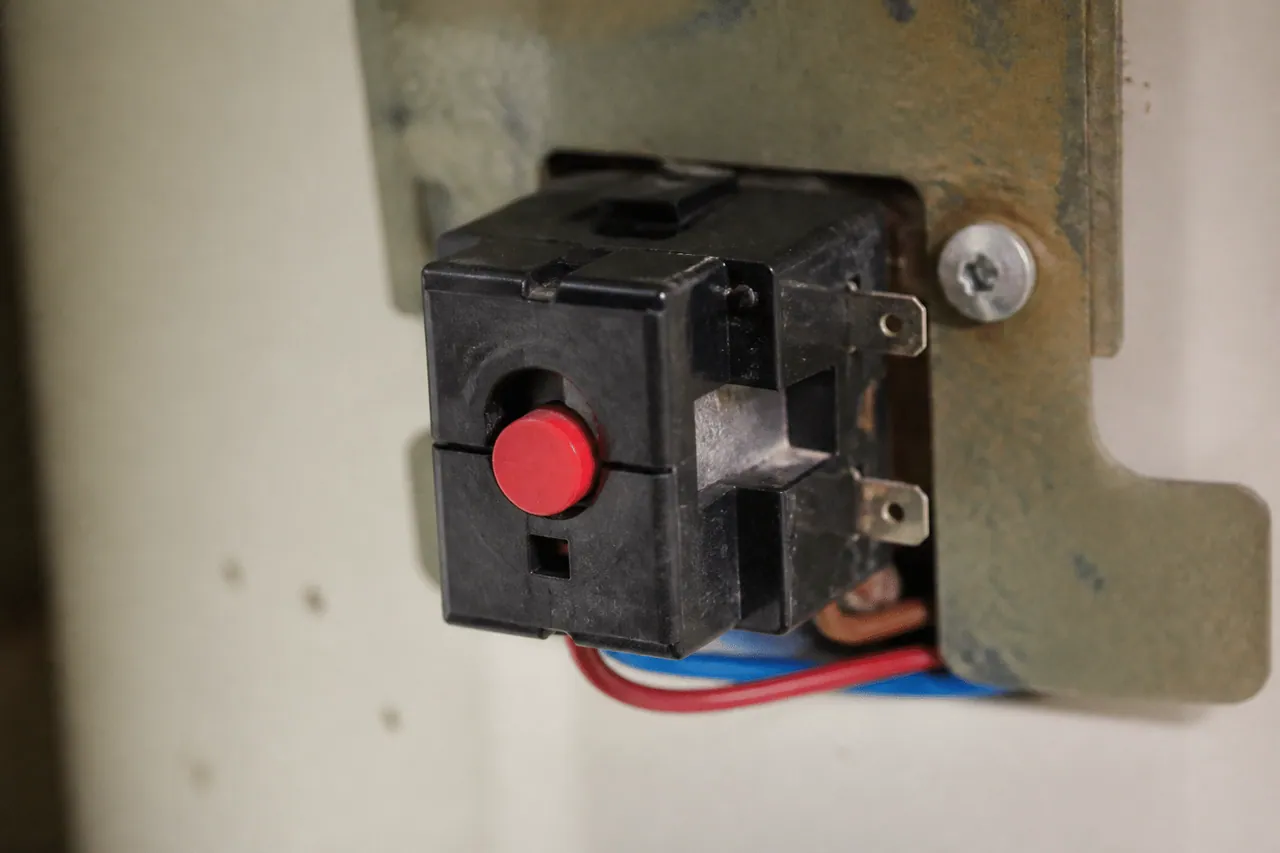 Contacteur electrique sur marche forcee d'un chauffe-eau