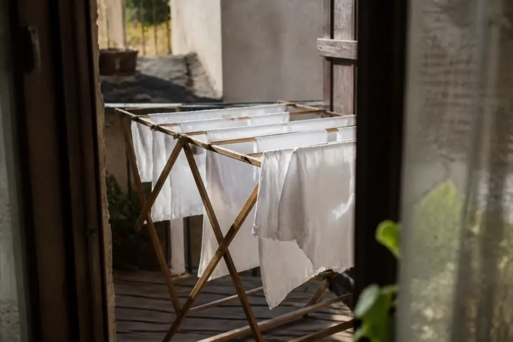 Etendoir en bois charge de linge blanc