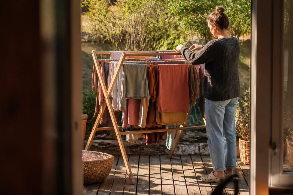 Etendoir en bois couvert de vetements serres