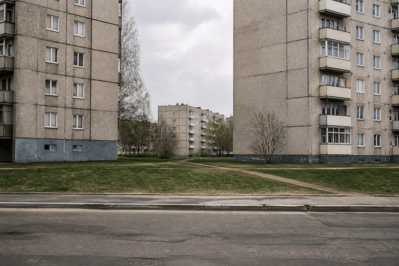 Immeubles gris isolés par routes, peu de commerces visibles.