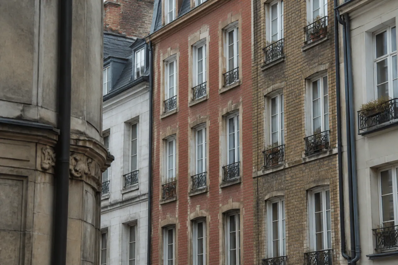 Immeubles résidentiels serrés dans centre-ville historique