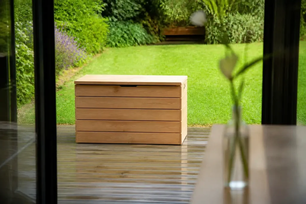 Kit de rangement en bois assemblé sur terrasse herbeuse
