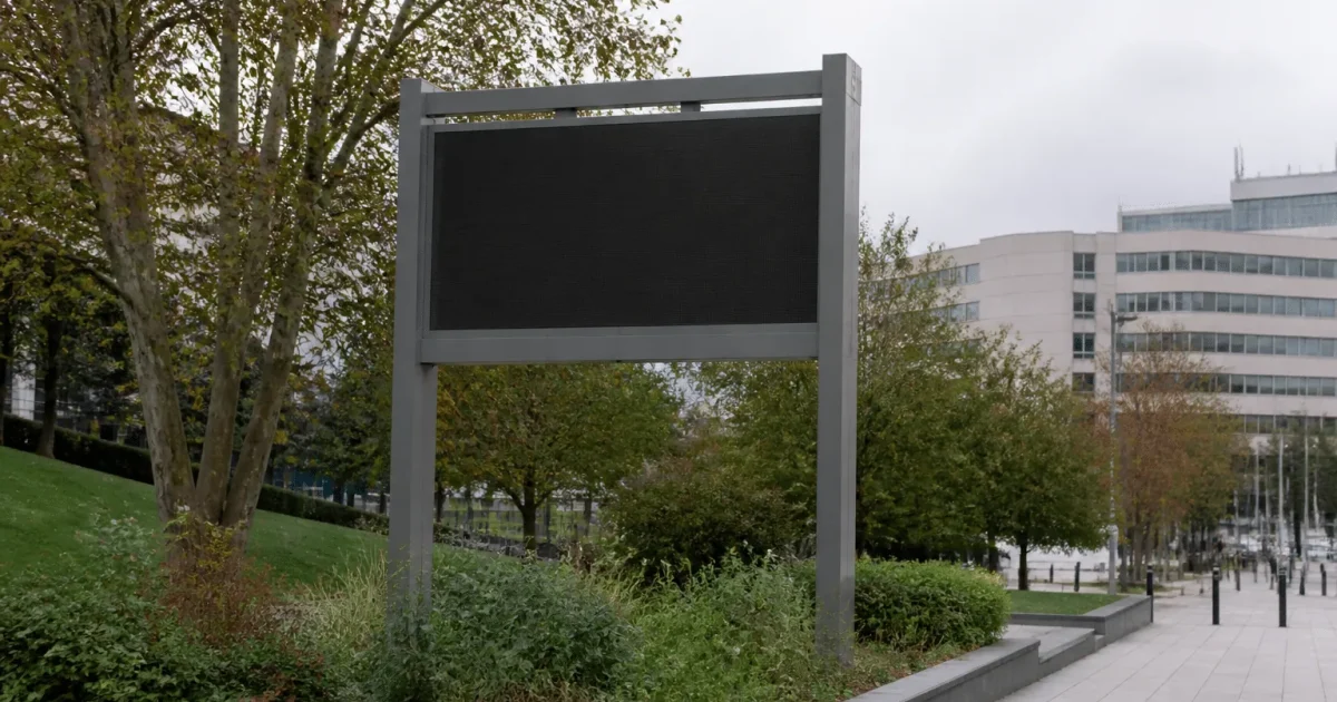 Panneau de bienvenue affichant la population de Nanterre