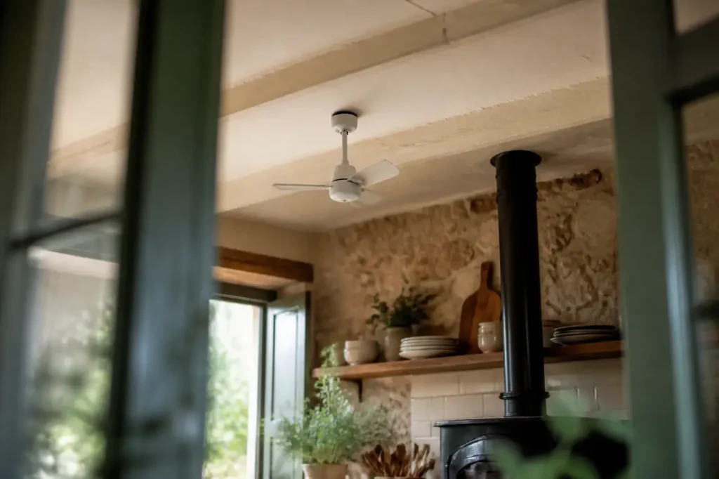 Petit ventilateur blanc au plafond pres du poele