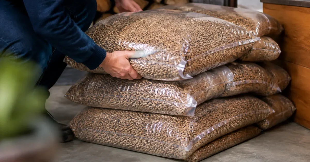 Sacs de granules empilés directement sur le sol